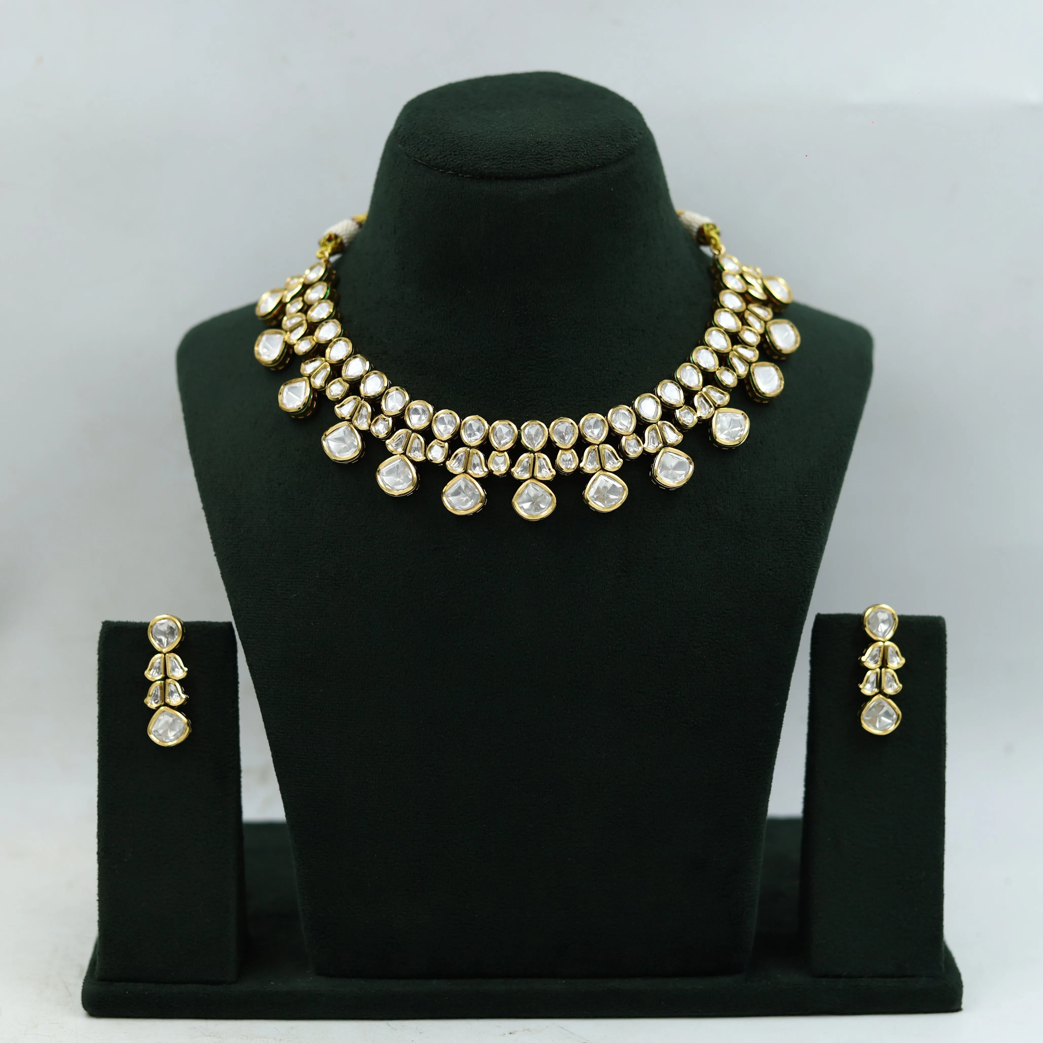 Round Neck Kundan Necklace Set 13963-68